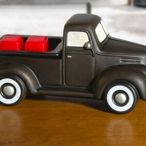 Vintage Truck Wax Warmer With 3 Scented Wax Cubes.